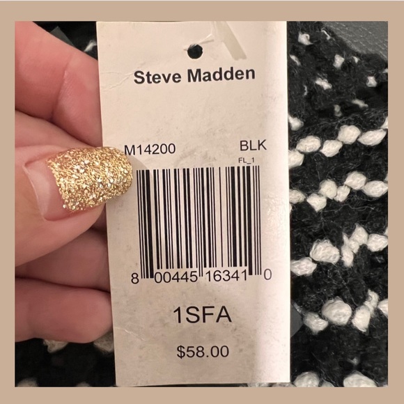 BRAND NEW! Steve Madden OSFM black & white poncho with fringe. - Picture 5 of 7